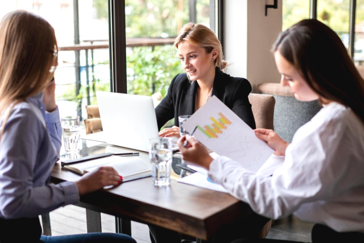 Persona che scrive riflessioni su un diario emotivo durante una sessione pratica