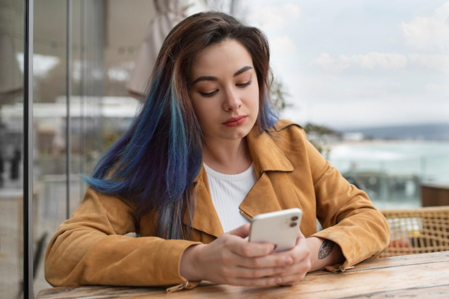 Momento di riflessione personale in un ambiente tranquillo e naturale