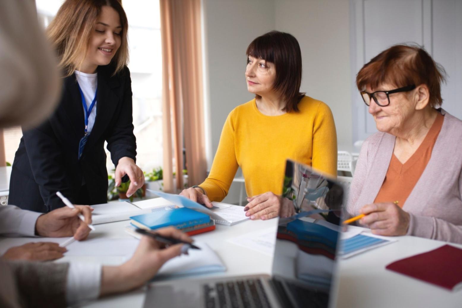 Studenti che lavorano su progetti personali di psicologia emotiva