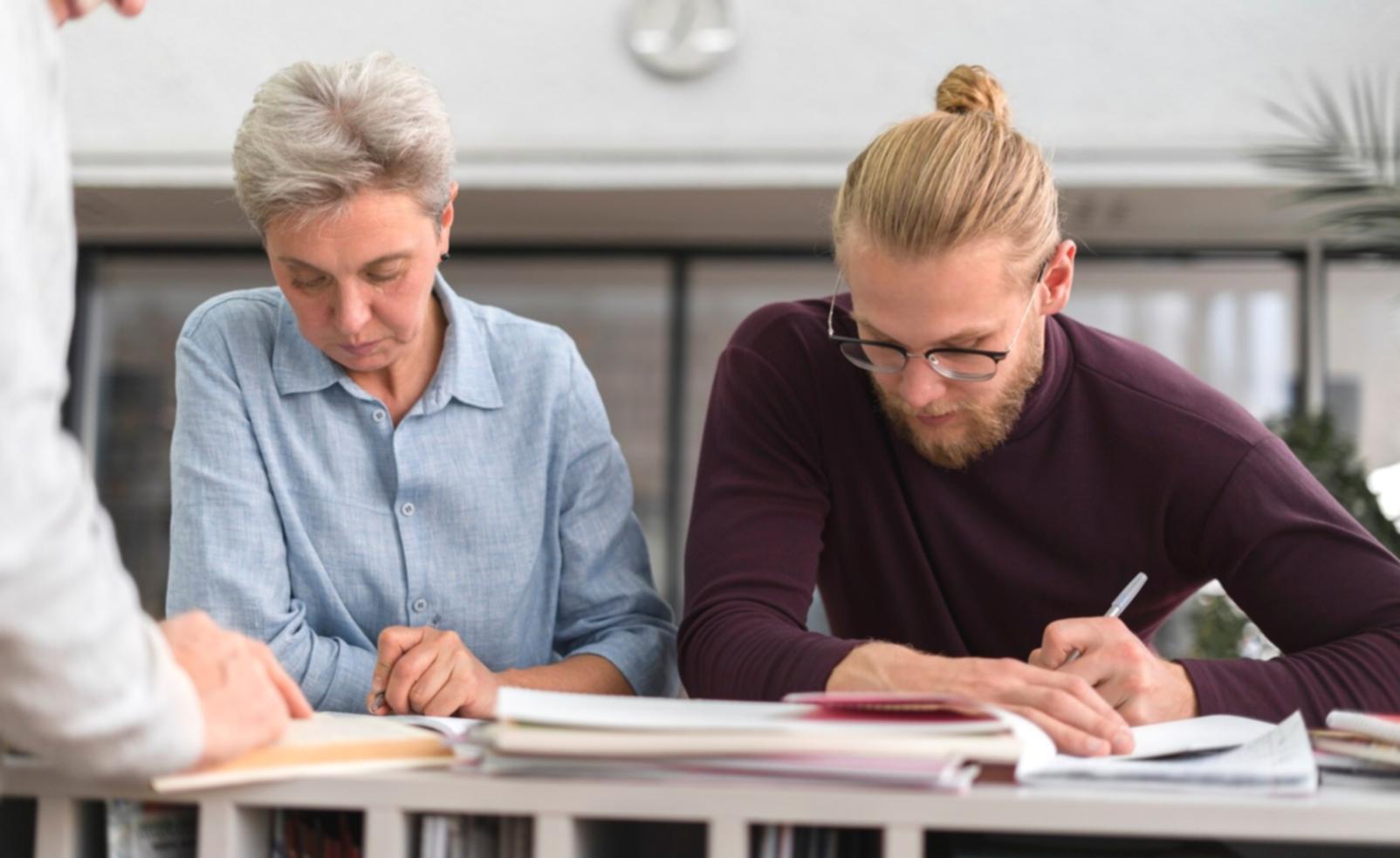 Gruppo di persone in un momento di discussione aperta e ascolto profondo