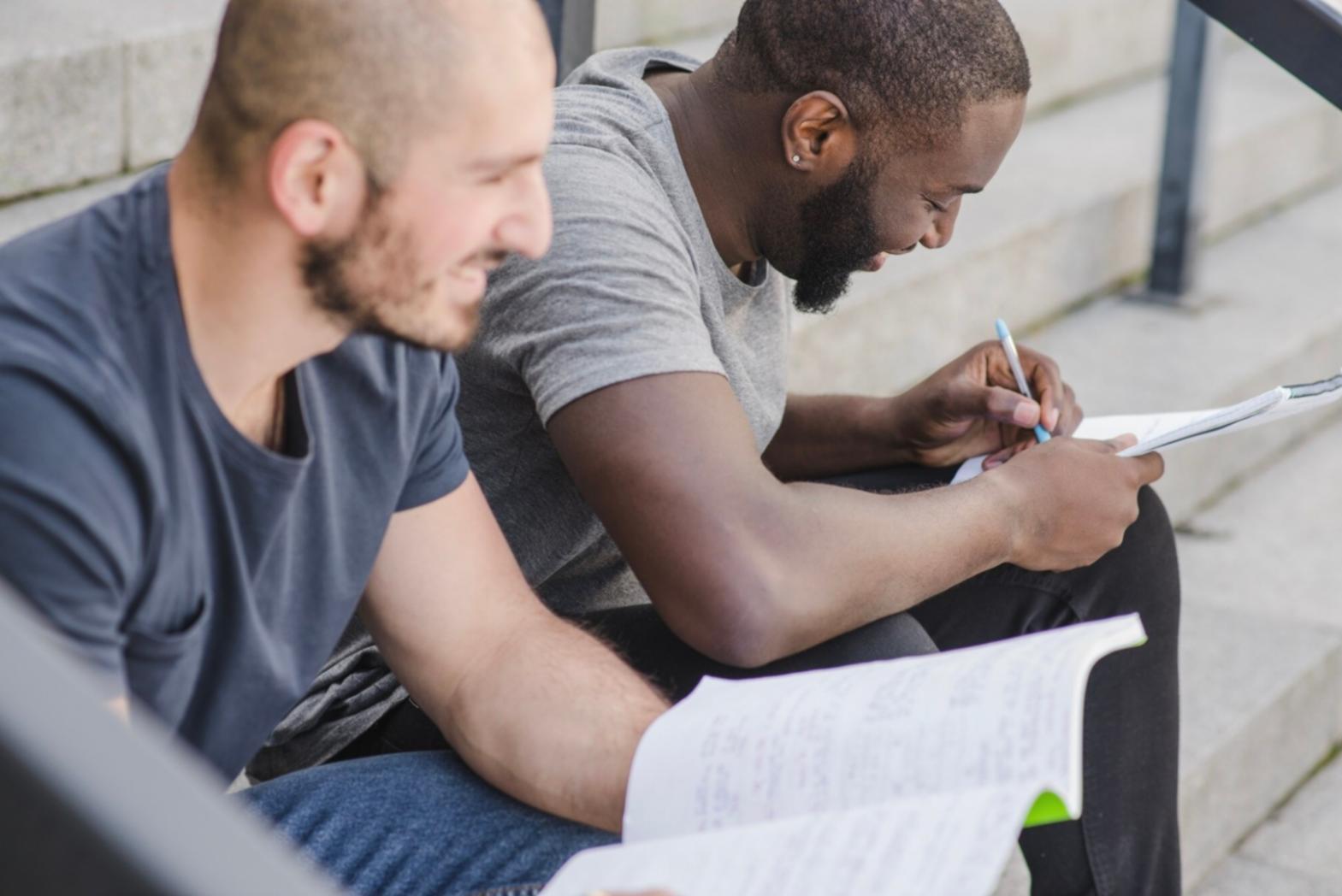 Persona che riflette con calma su un percorso emotivo personale